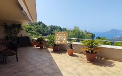Beautiful and cozy apartment with panoramic views of the sea and the mountains.